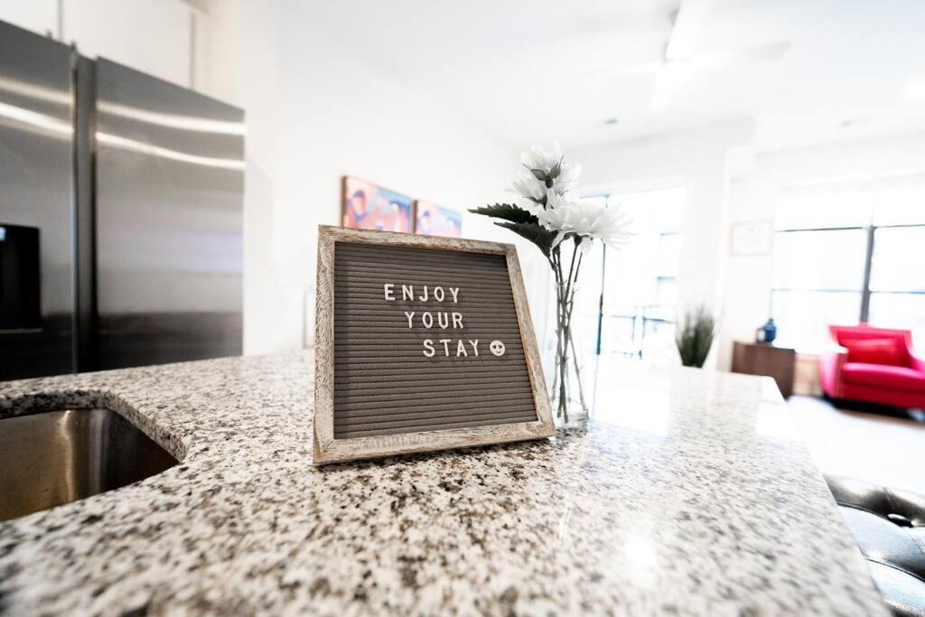 Luxury Apartment Wifi, Gym, Pool, Shops & Food! Unit 329 Charlotte Eksteriør bilde