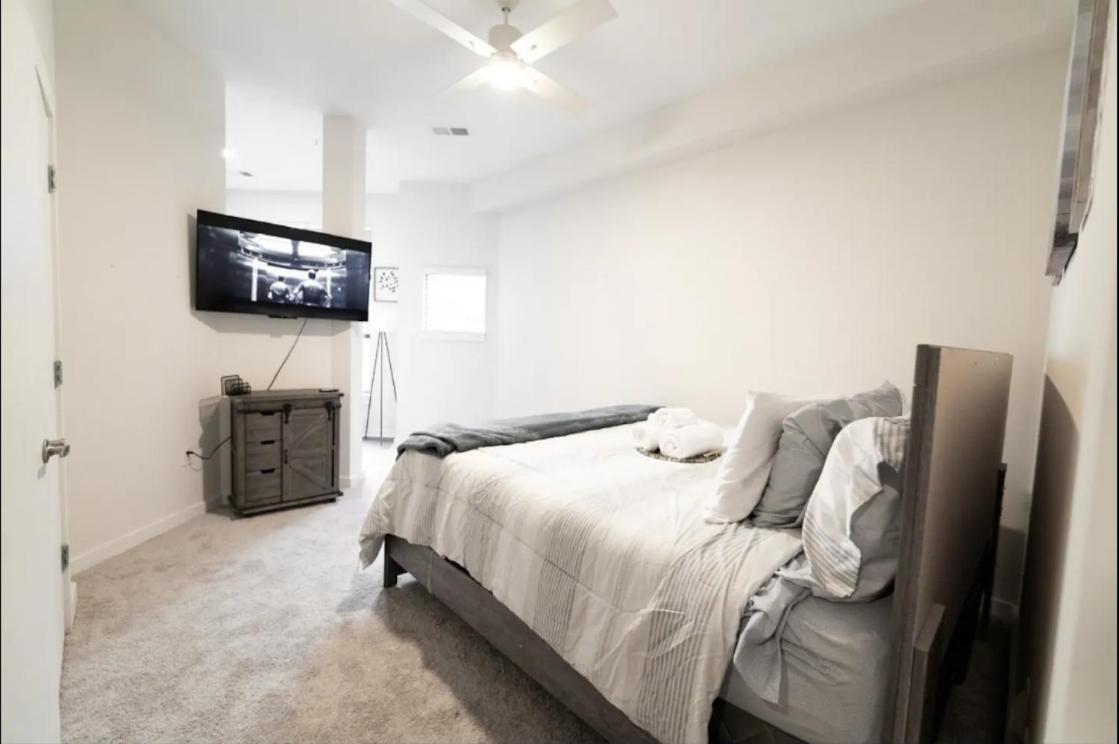 Luxury Apartment Wifi, Gym, Pool, Shops & Food! Unit 329 Charlotte Eksteriør bilde